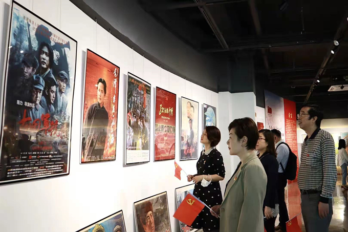 看海報(bào)、學(xué)黨史，健康產(chǎn)業(yè)公司黨總支組織參觀“紅色電影海報(bào)展”1_副本.jpg